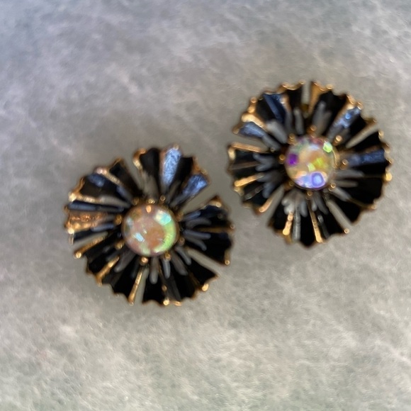 Wmn's Blk Floral Earrngs - Picture 1 of 2